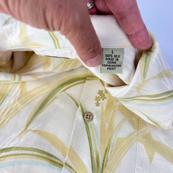 Tommy Bahama L 100% Silk Yellow White Flower Tropical Short Sleeve Men's Shirt - Picture 5 of 9